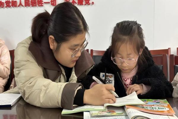志愿者对孩子们知识辅导.jpg