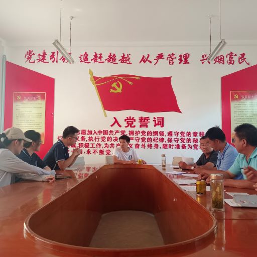 972764a2fd474573a182dfec1f50d989.jpg 与郭家槽烤烟合作社负责人交流学习.jpg